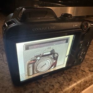 Great camera in great shape.
28x optical zoom wide lens.
20.2Mp point and shoot